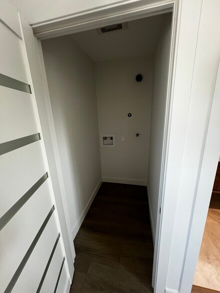 Building Photo - 14939 Tuba St