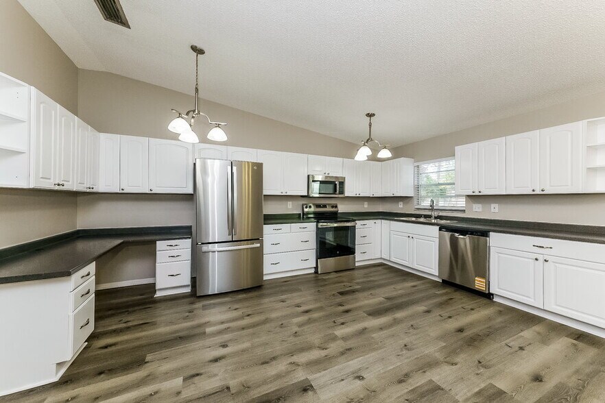Building Photo - 7018 12th Ct E