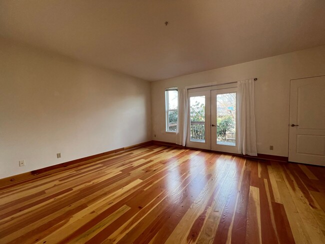 Building Photo - Bright and charming two bedroom townhome i...