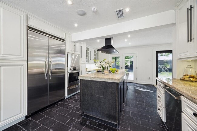 Building Photo - 4148 Bissonnet St