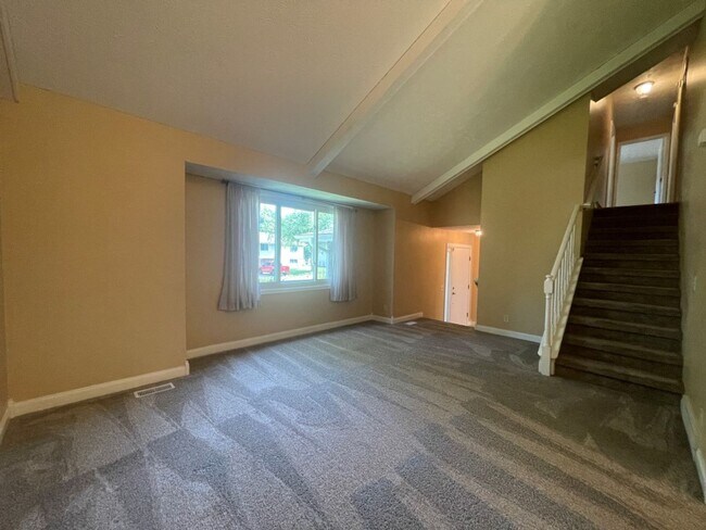 Building Photo - Bellevue Home For Rent!