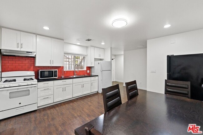 Building Photo - 1128 Irolo St