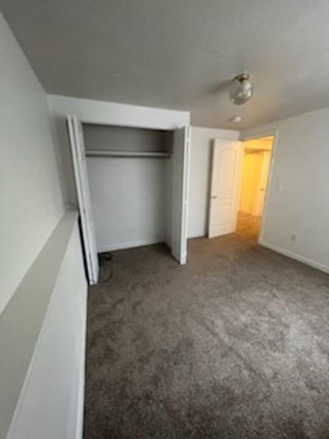 Building Photo - HUGE 6 bed 3 bath Home in Pocatello