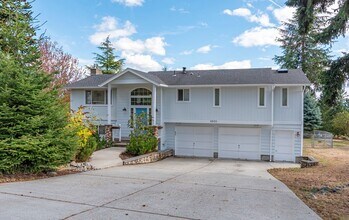 Building Photo - Spacious 2-Story Split-Level Home with Wat...