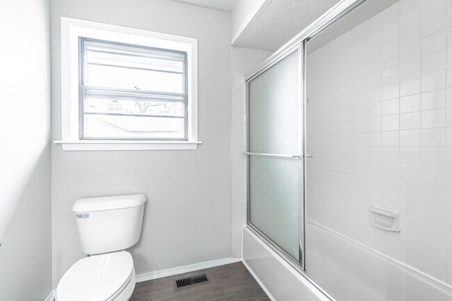 Building Photo - Beautiful home in an established neighborhood with a new roof is waiting for you!