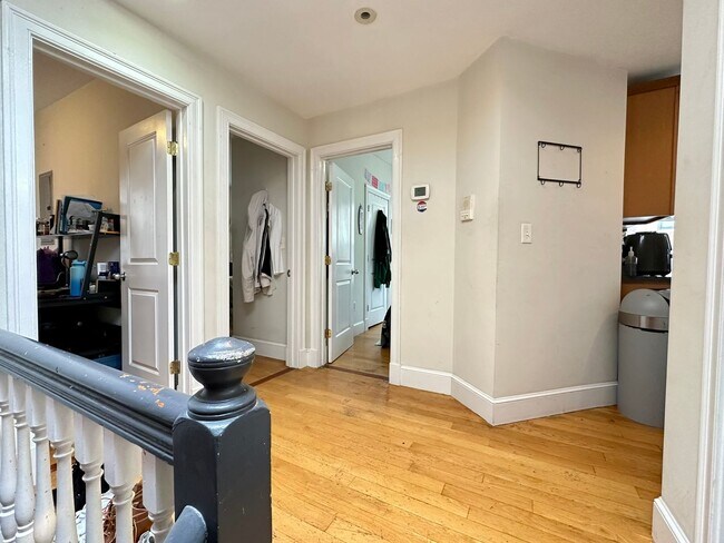 Building Photo - Really niceeee 4 bed in Mission Hill