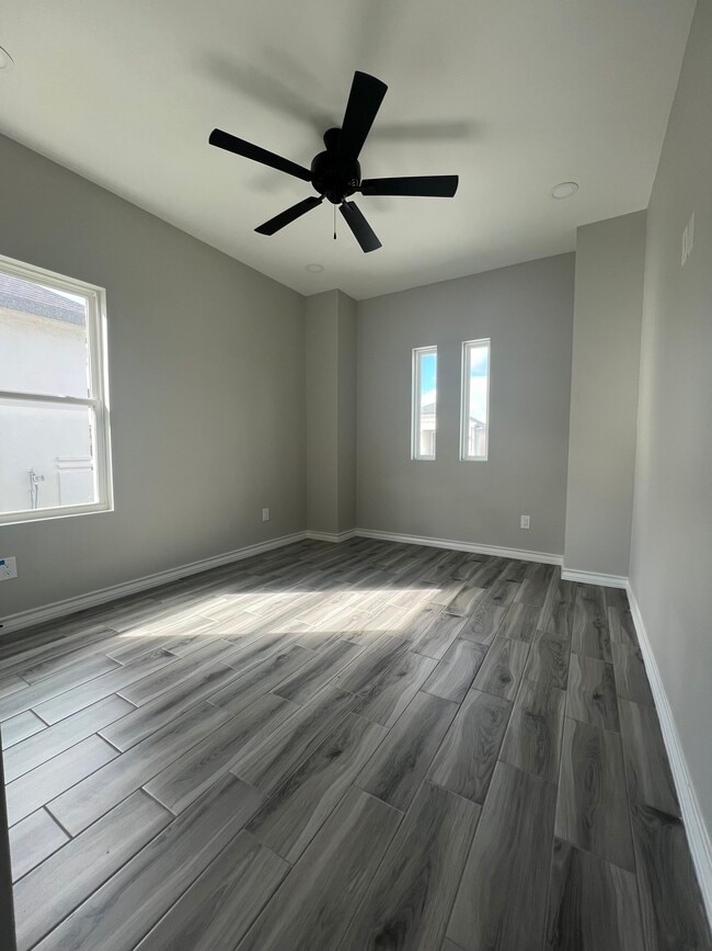 Building Photo - 421 Tamarindo Ln