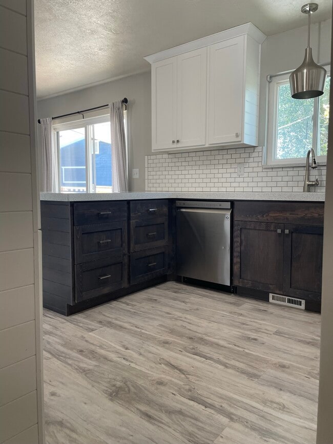 Building Photo - 1011 W 600 S