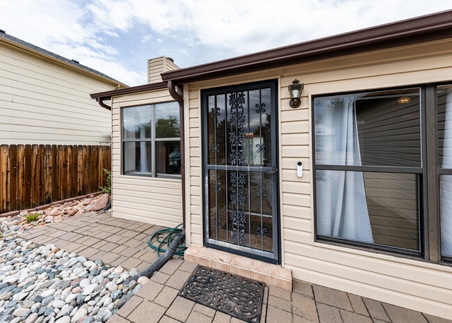 Building Photo - 838 Daffodil St