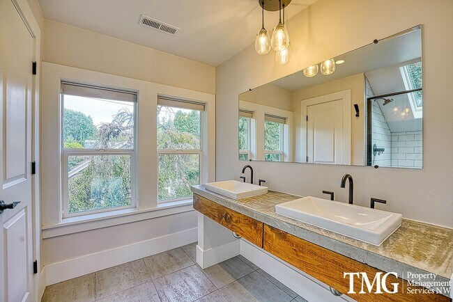 Building Photo - 3 BD SW Portland Home Near Multnomah Village