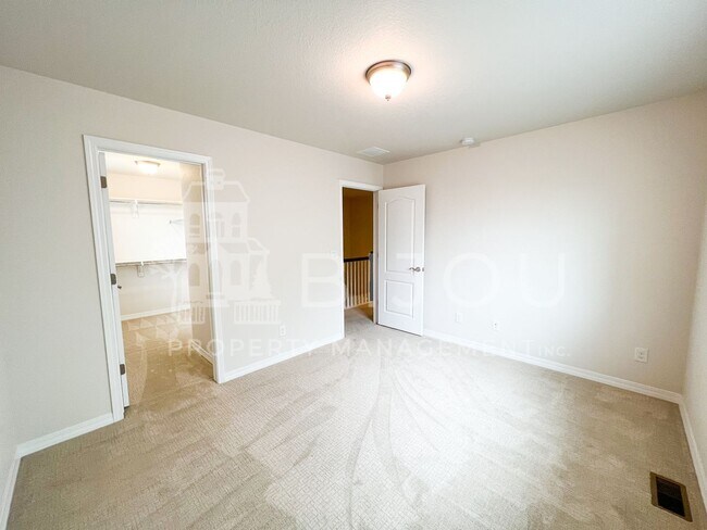 Building Photo - 1167 Solitaire St