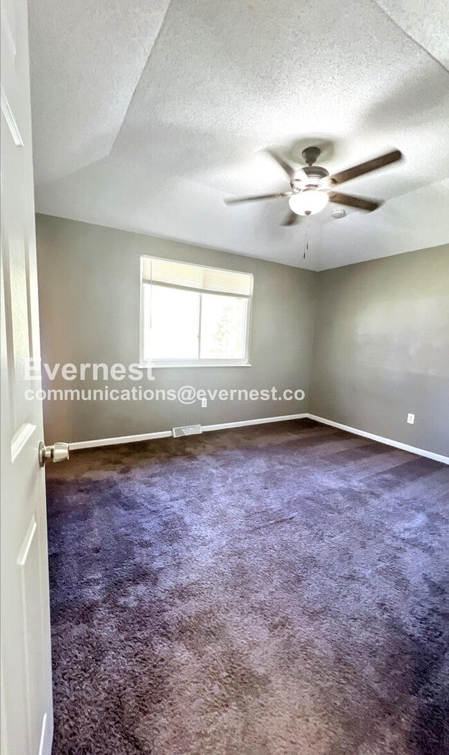 Building Photo - 4 Bed, 2 Bath Home with Garage / Pet-Frien...