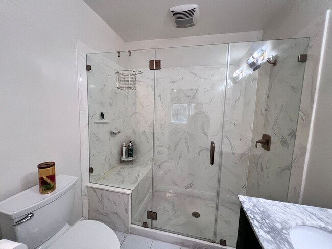 Building Photo - $500 MOVE IN SPECIAL!!! Fully Updated Home in San Leandro Available for Rent!!
