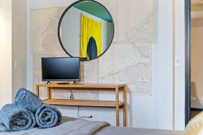 Building Photo - 1708 W Waveland Ave