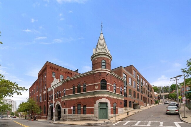 Building Photo - 251 Heath St