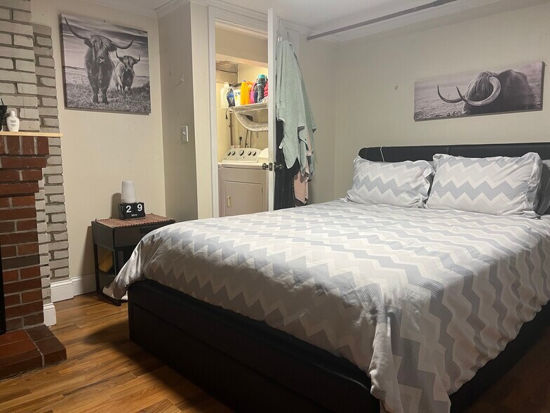 Main bedroom - 265 Faneuil St
