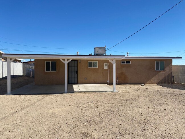 Building Photo - 3 bed  1 bth Available now.. Apply today!