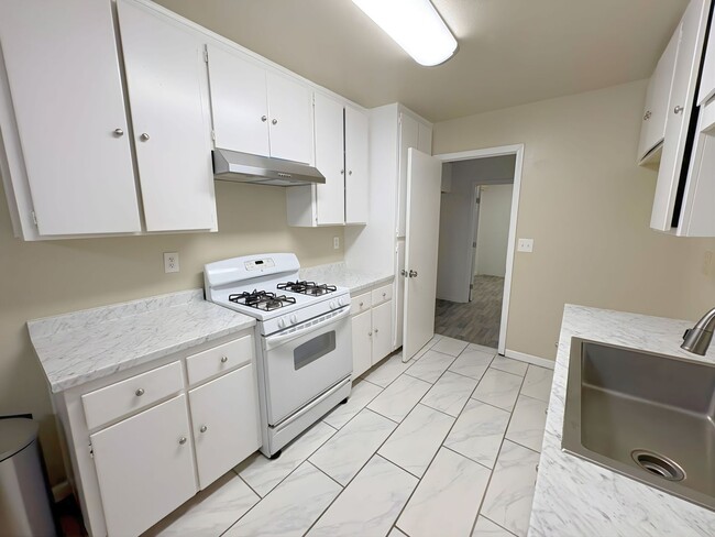 Building Photo - 8186-8188 Zinnia Place