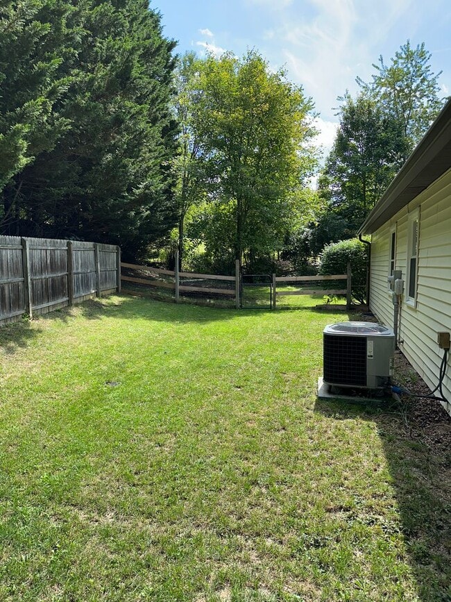 Building Photo - Updated 3 Bedroom 2.5 Bath Home on Hardwoo...