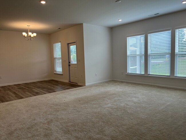 Building Photo - Stunning, Elegant Residence in Fuquay-Vari...