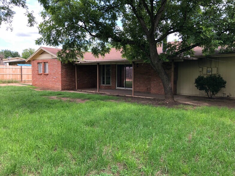 Nice covered patio just outside back doors. - 2754 Yale