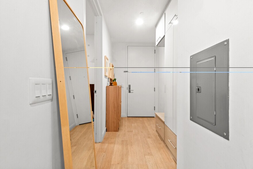 Building Photo - 160 1st St