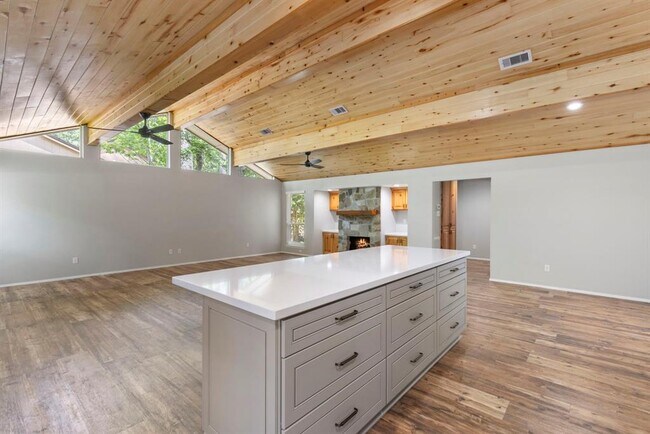 Building Photo - 21 Riverbank Dr