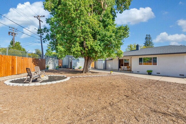 Building Photo - 6836 S Land Park Dr