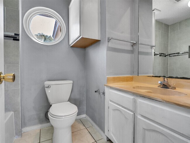 Building Photo - 10919 Pigeonwood Dr