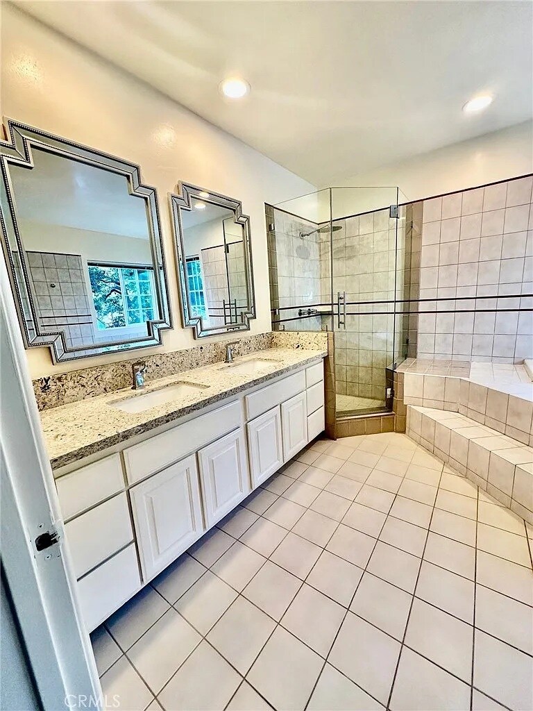 Building Photo - 2255 E Chevy Chase Dr