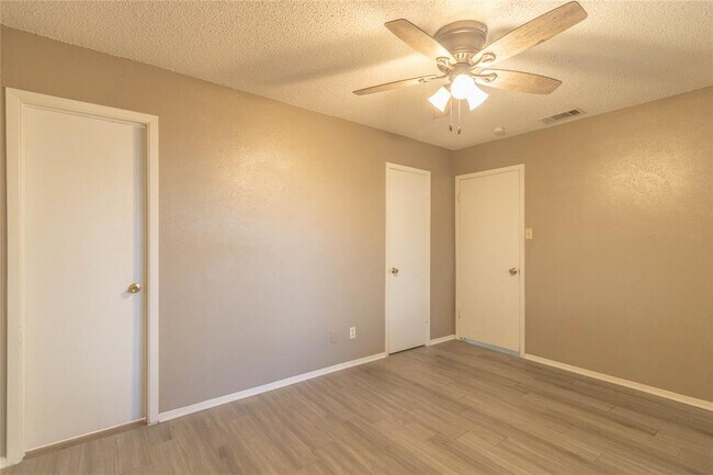 Building Photo - 701 Country Aire Dr