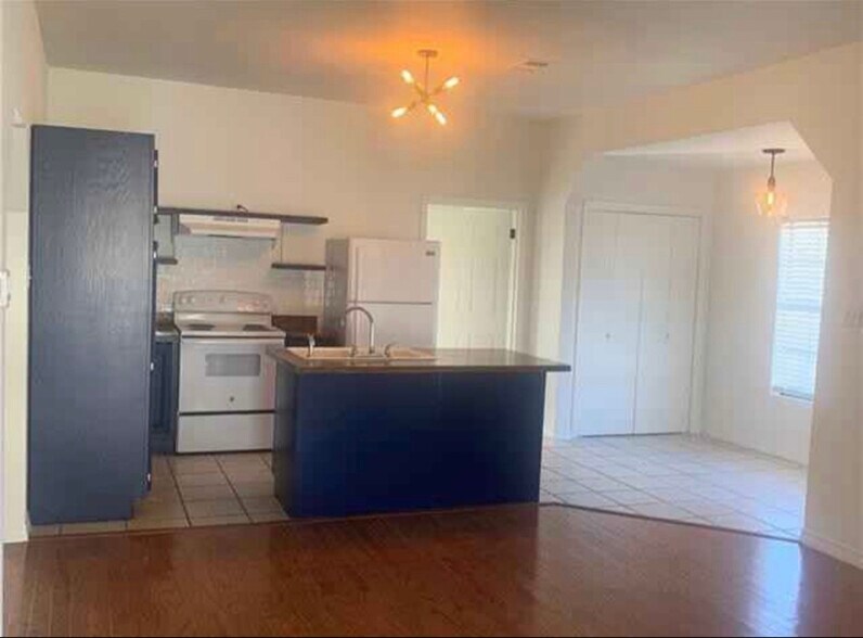 Building Photo - 402 S Cherry St