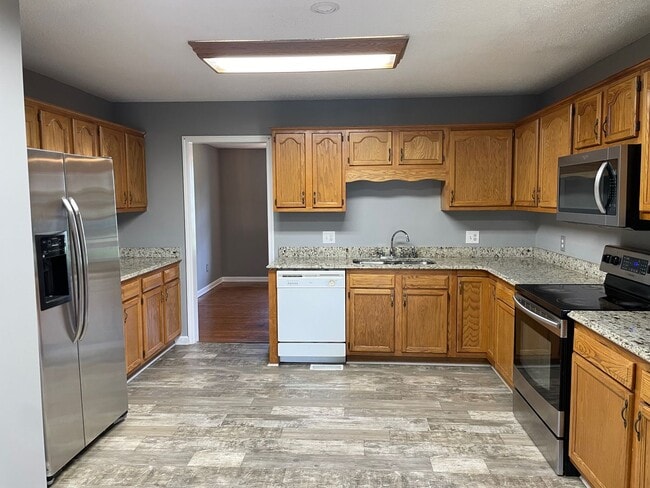 Building Photo - 3-4 Bed with 2 full baths and 2 car garage...