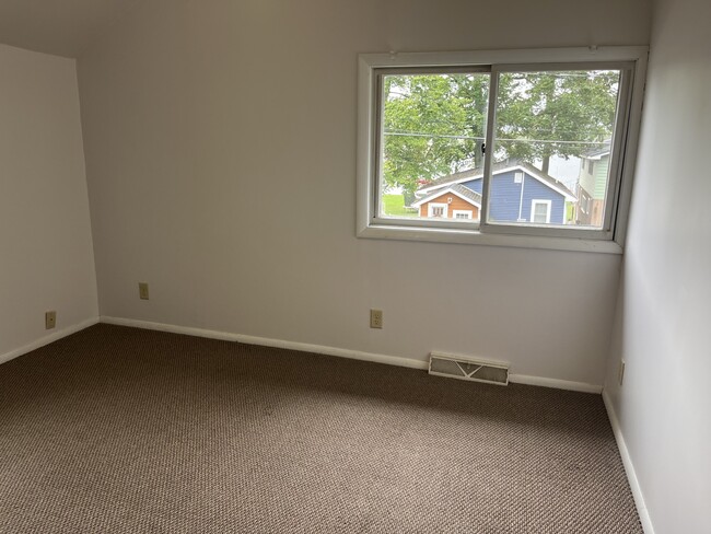 Building Photo - 2088 Chapman Lake Dr