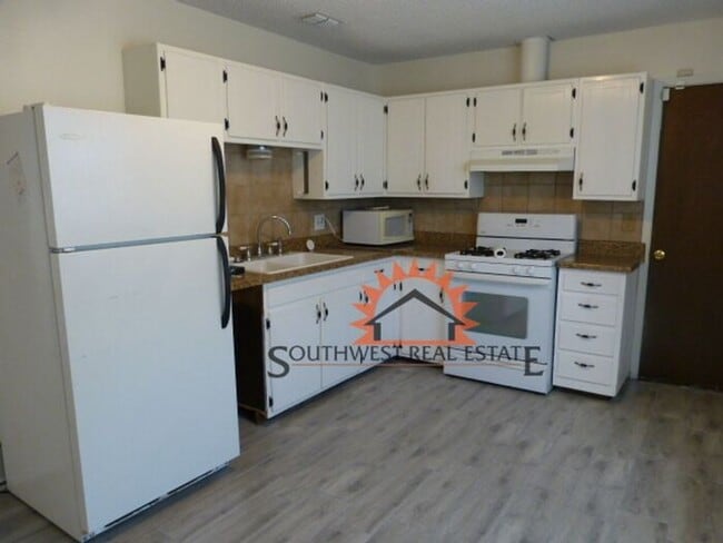 Building Photo - Charming 3 bedroom home.