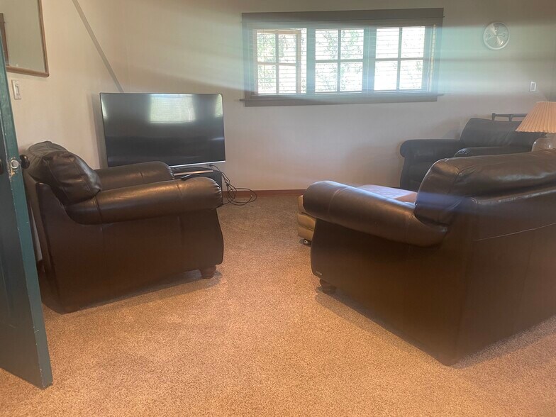 Building Photo - 16075 Fox Ridge Cir