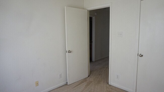 Building Photo - 1400 Chips Dr