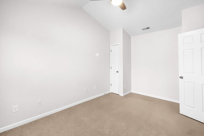 Building Photo - Master-on-Main End-Unit Townhome in Back Creek Villages!