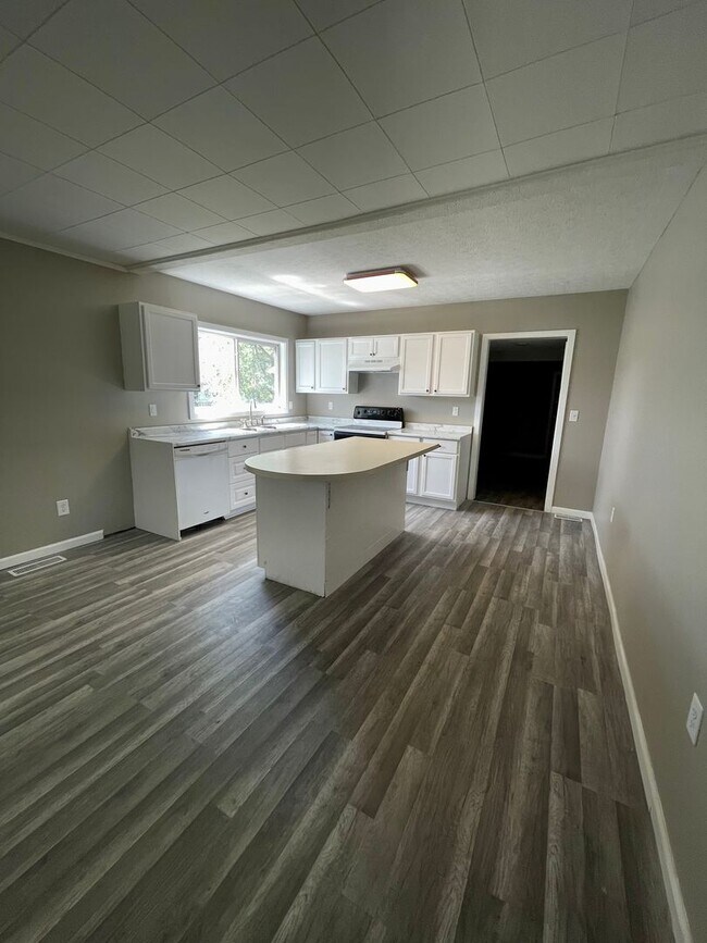 Building Photo - Charming 3-Bedroom, 1.5 Bath Home with Bonus Room!