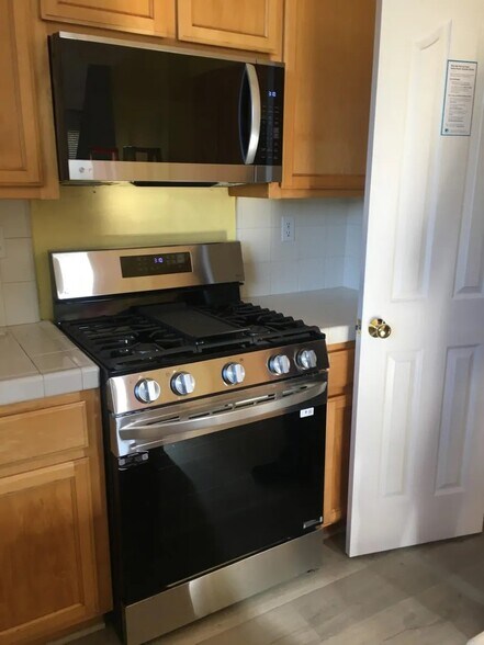 Stove / Microwave - 3209 Burlwood Ct