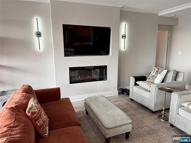 Building Photo - 4 Horizon Rd N