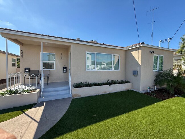 Primary Photo - Newly Renovated 5 bedroom house! (Lease ou...