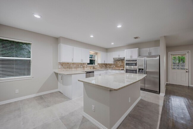 Building Photo - 4 Bedroom, 3 Bath Home Gorgeously Remodeled