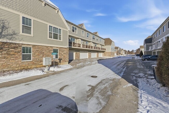 Building Photo - 218 Goldenrod Dr