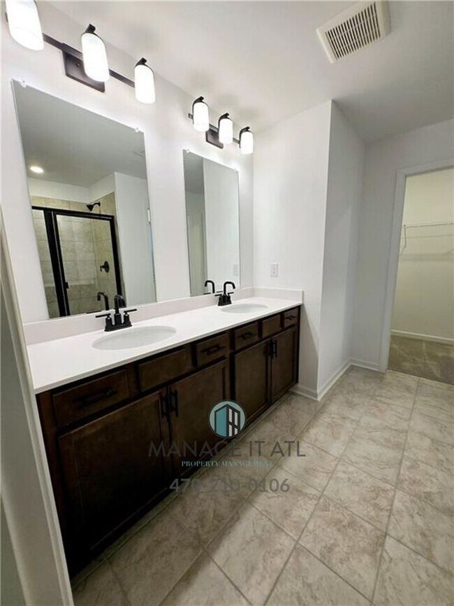 Building Photo - Beautiful End-Unit three-story townhome in Tucker