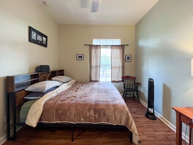 Building Photo - Pet Friendly 3BR/2BA Home on 1 acre in SW Gainesville - available Mid-October!