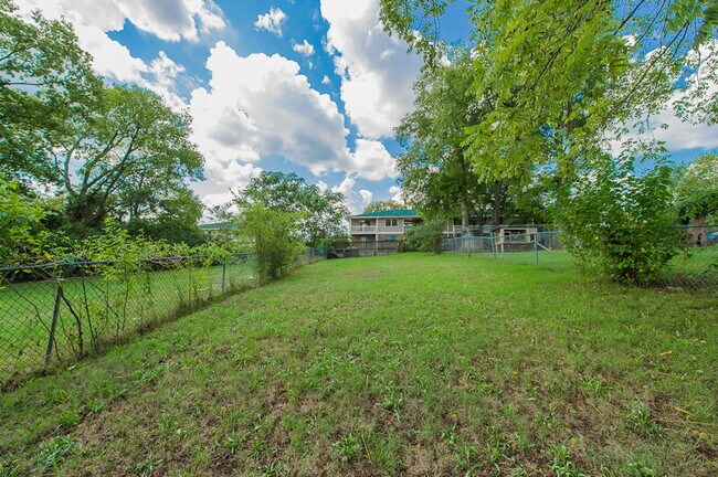 Building Photo - For Rent: 1BR, 1BA duplex (application pending)