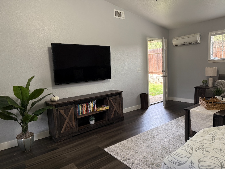 Building Photo - 8907 Amerigo Ave