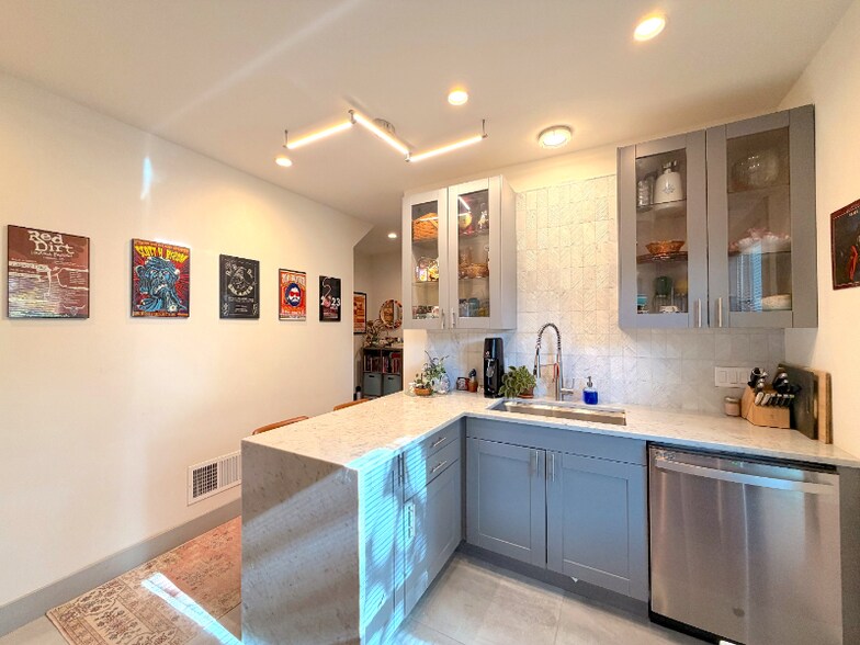 Building Photo - 1419 Fischer St