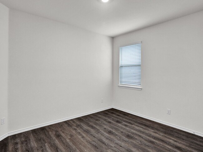 Building Photo - Next to New and Move in Ready!